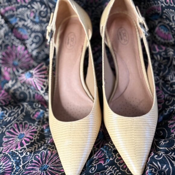 Elegant Circa Joan and David Gold Leather Cutout Textured Pump with Buckle - Picture 2 of 3